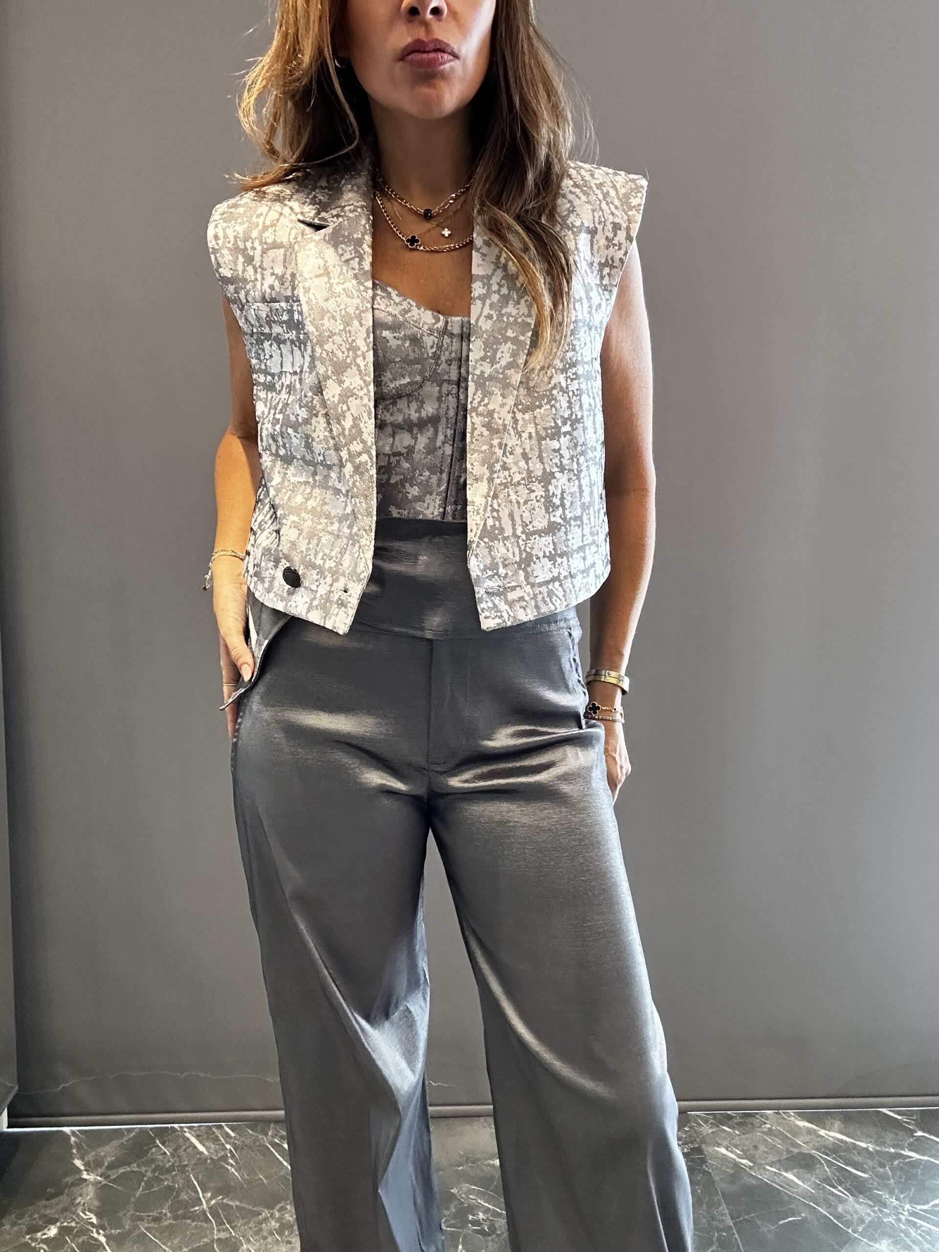 the-vest-plata-con-toques-rosas-1